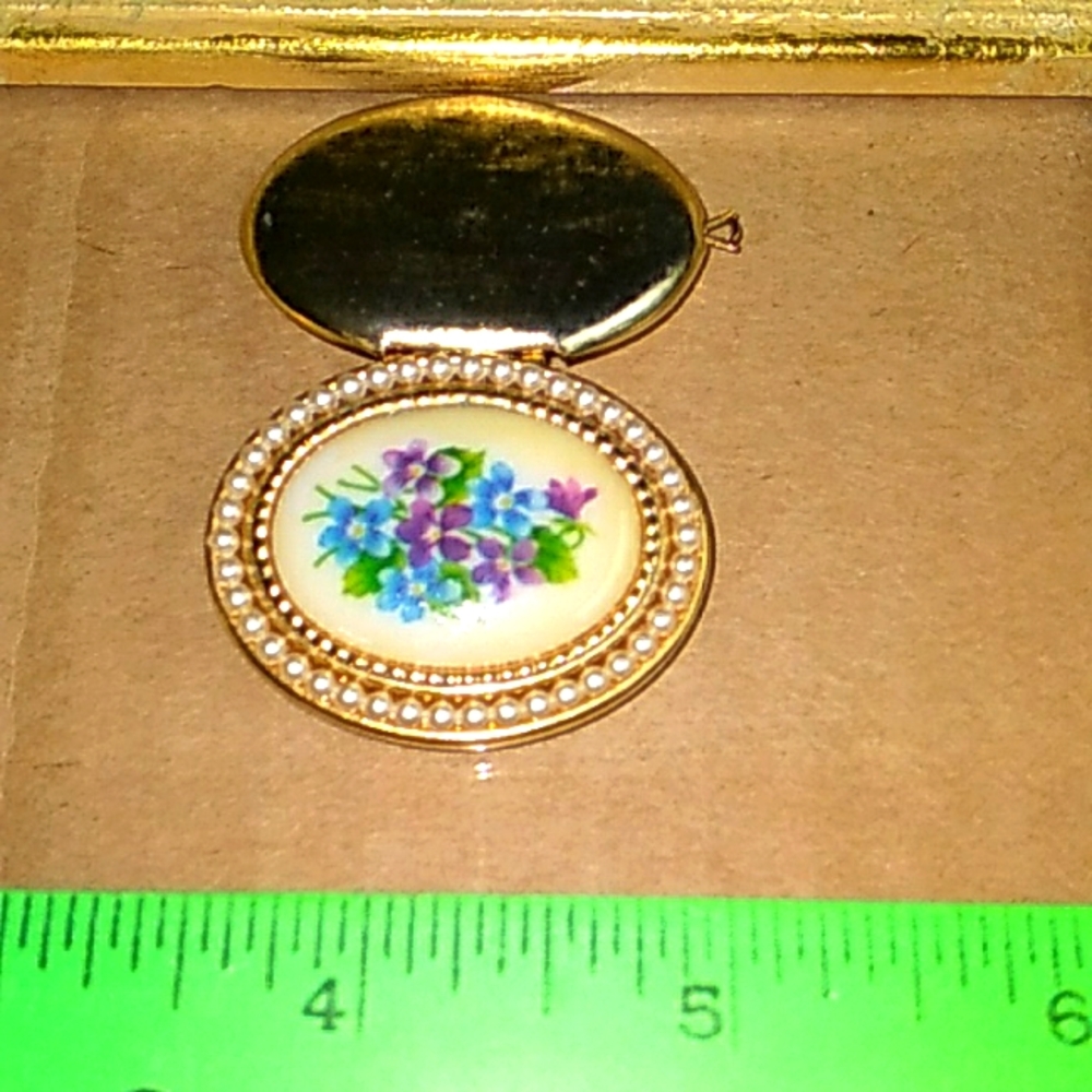 Vintage Avon Gold-tone Flower Bouquet Locket  1970's